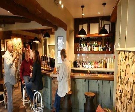 The Fox & Hounds Hotel Swindon Room photo